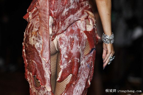 2010��9��12�գ�Lady Gaga����һ�������������Ƭװ������ȫ�����ִ��ϣ���ν�����.jpg