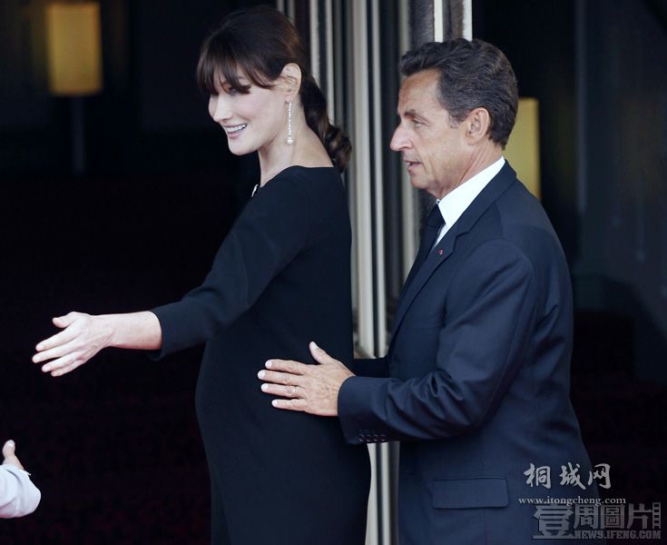 ����ʱ��5��26�գ�������ά��(Deauville)����ӭ��G8�����쵼�˲μ�����ʱ�����������ֻ����Ż��е����ӡ�