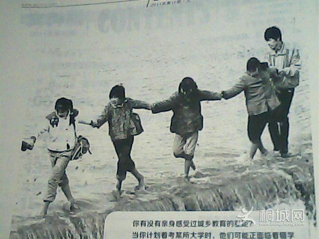 ����Сʱ������Ӻ�һ��СͯЬ�¸ҵĹ���ˮ�Ӱӵ��龰