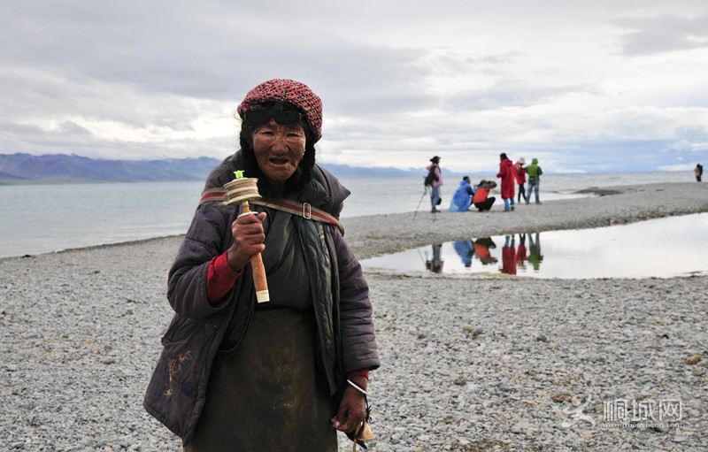 ��ҡת�ֻء�  2012��7������������ľ����ϡ���������ϰ������Сת��Ͳ�������µ�ҡ.jpg