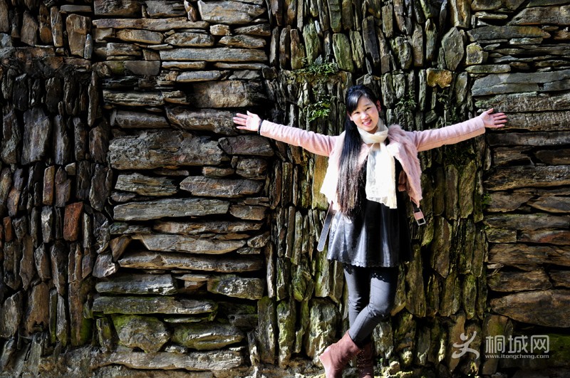 ������ʯǽ��Ů��  2011��11�����ڰ��ջ�ɽ����ز�Ϫ���ڹ�ʯǽ��ӳ���£�������Ů��.jpg