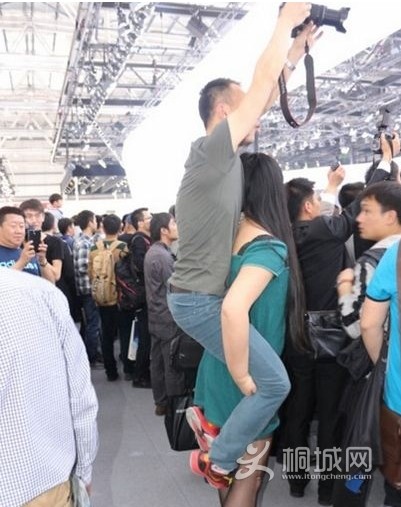 ĳ��չ�ֳ� Ů���Ӳ��һ�� �������� ���������ĸ첲 �־ò�и������ ����С�����