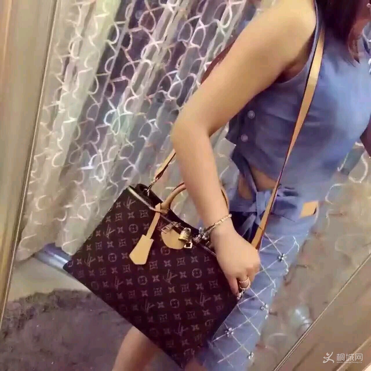gHO6YrMBeboI.jpg