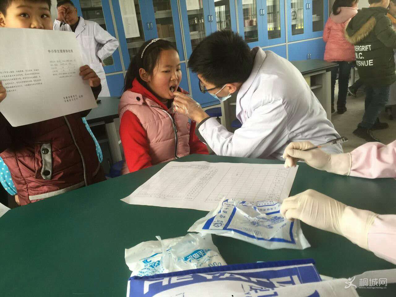 ͼ��һ��ҽ������Ϊ̨ׯСѧ��ѧ���ǽ��м��