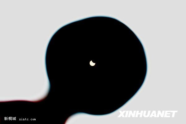 7��22�գ��ڼ���Ȫ�ǹ㳡������ͨ���˹⾵Ƭ�ۿ���ƫʳ��