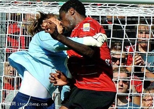 2009��8��20�գ��¼׵�3�֣����ֿ�ɭ�ͳ�5-0��ɨ�����������ֿ�ɭ�Ž������գ��󣩳�ȥ�͸��Է���Աһ������ ...