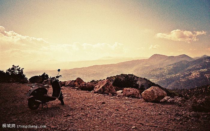 [wallcoo_com]_LOMO_lomography_La Turbie scooter.jpg