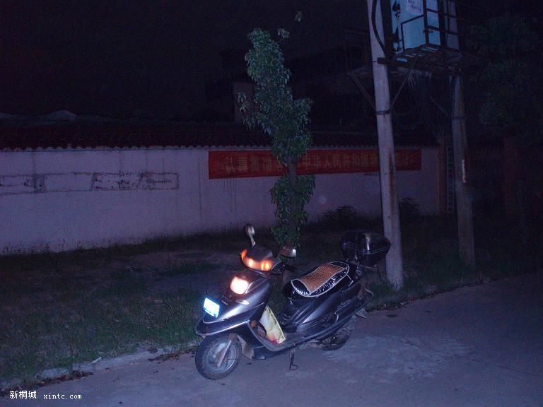 ���ˣ�Ħ�г�Ҳͣ��·�ߣ�