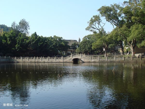 ����ɽ���滷��������컣��Ļö��أ�����Ϊ����һ�˼��徻�ء���ɽʯ��ľ�������¿̡������������Գ����������ɫ ...