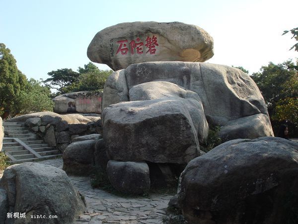 ��÷�������в�Զ����ɿ�������ʯ������ʯ��������ʯ���۶��ɣ�����һ���ʯ�����ϼ⣬�ܹ�20���ף��м�͹������ ...