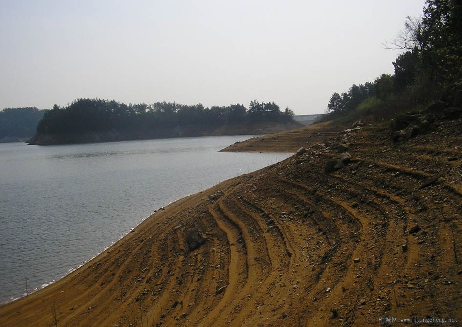 ����  ɳ̲�ϵ�ʯͷ���ǹ�Ĺ�ı�־