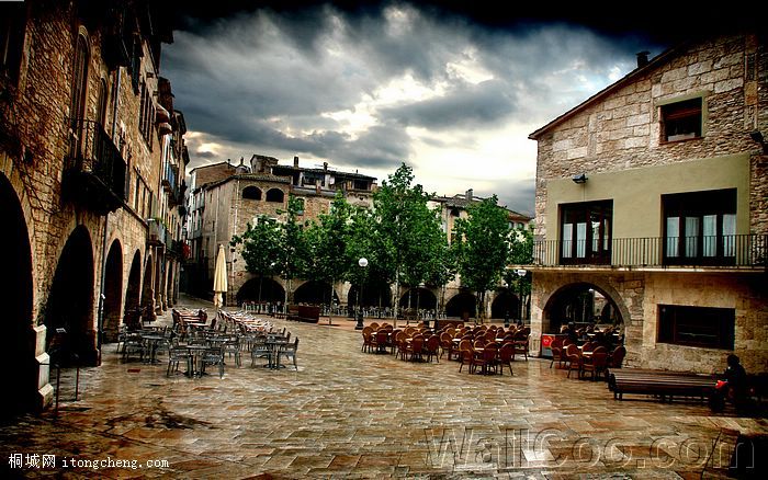 [wallcoo_com]_HDR_cityscape_wet_plaza_in_Banyoles.jpg