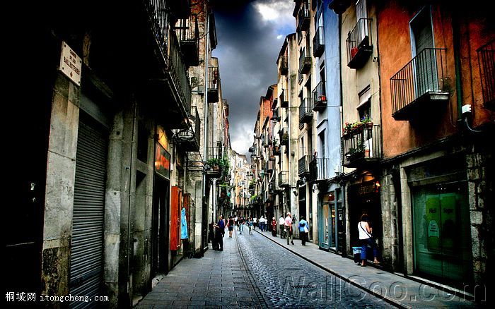 [wallcoo_com]_HDR_cityscape_Ballesteries_street_in_Girona.jpg