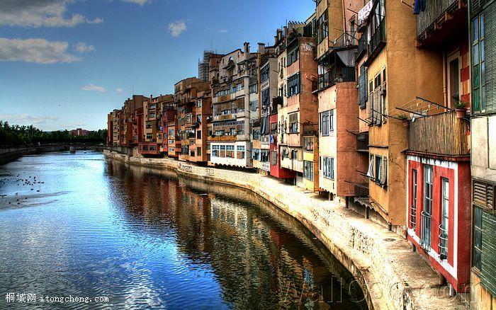 [wallcoo_com]_HDR_cityscape_Houses_of_the_Onyar_river_in_Girona.jpg